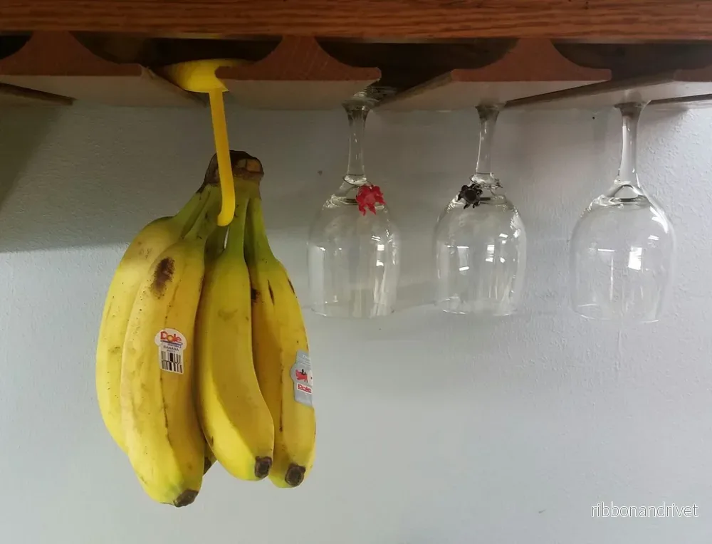 Bananhållare för upphängning vid vinglasställ