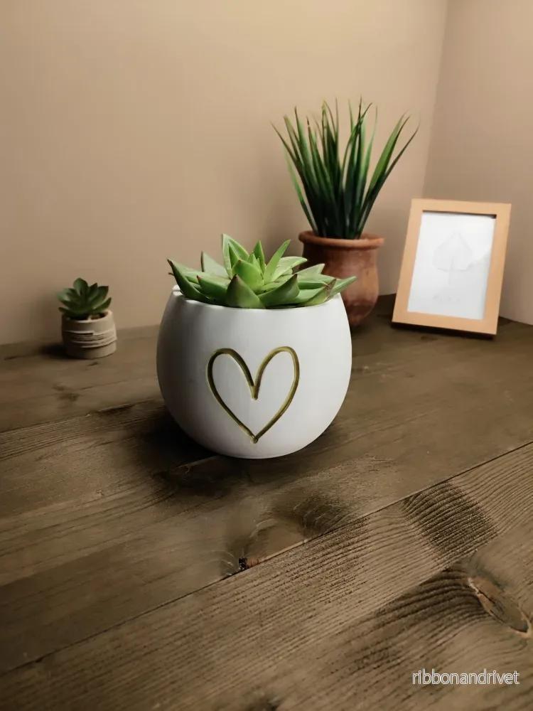 Söt liten blomkruka med hjärtformat relief - Bild 3