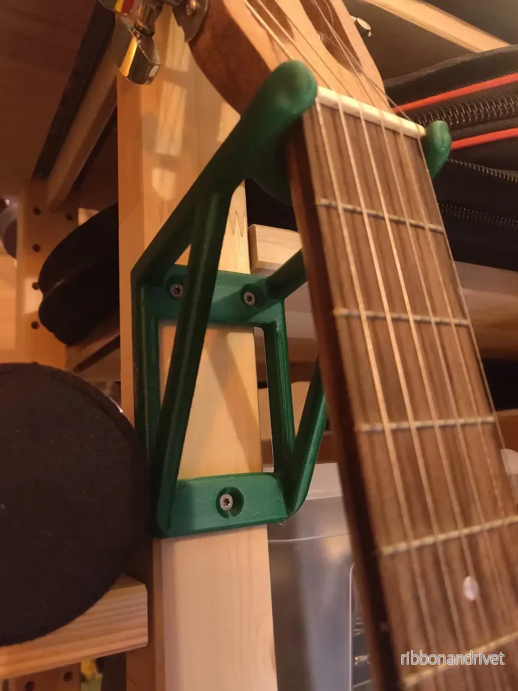 Väggmonterad gitarrhängare för små gitarrer