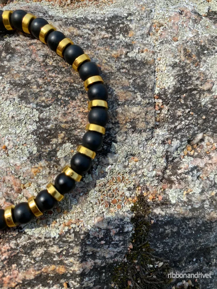 Mattsvart Agat med guldpärlor Armband - Bild 2
