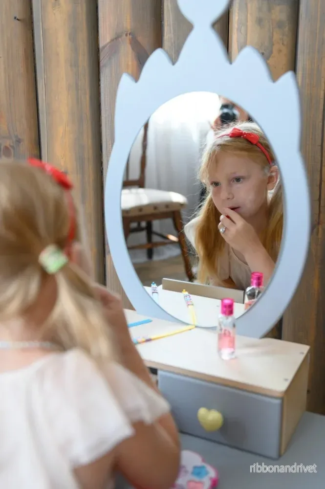 👑 Sminkbord för barn med spegel – Princess Beauty Table Crown 👑 Sminkbord för barn med spegel – Princess Beauty Table Crown