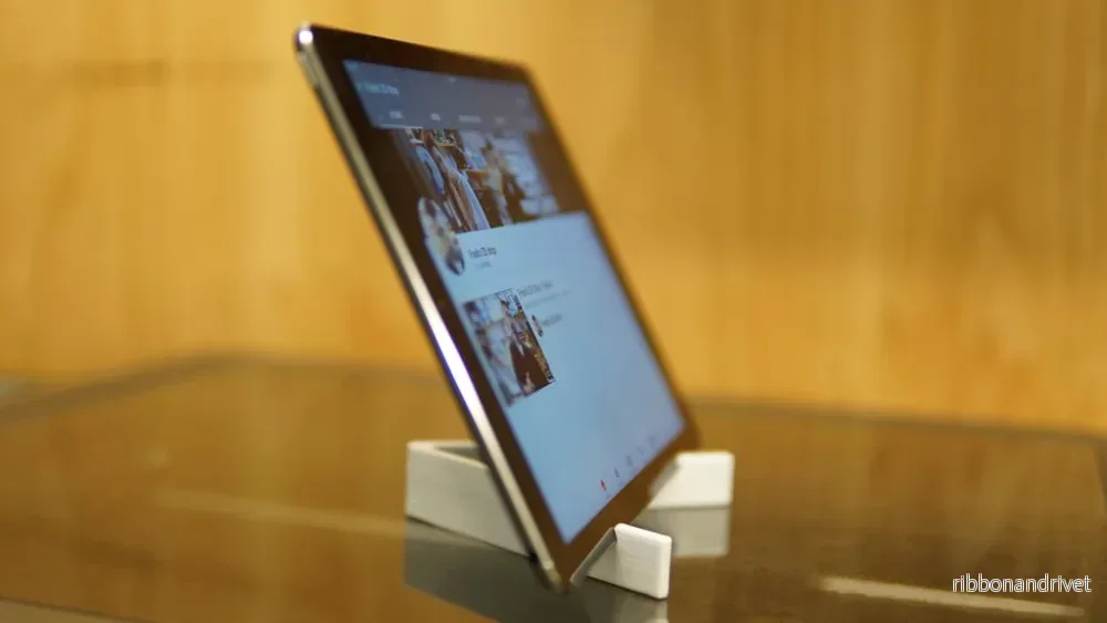 Bärbart iPad-stativ med funktionellt gångjärn Bärbart iPad-stativ med funktionellt gångjärn