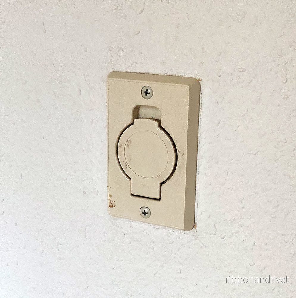 Täckplåt för centraldammsugareutlopp Täckplåt för centraldammsugareutlopp