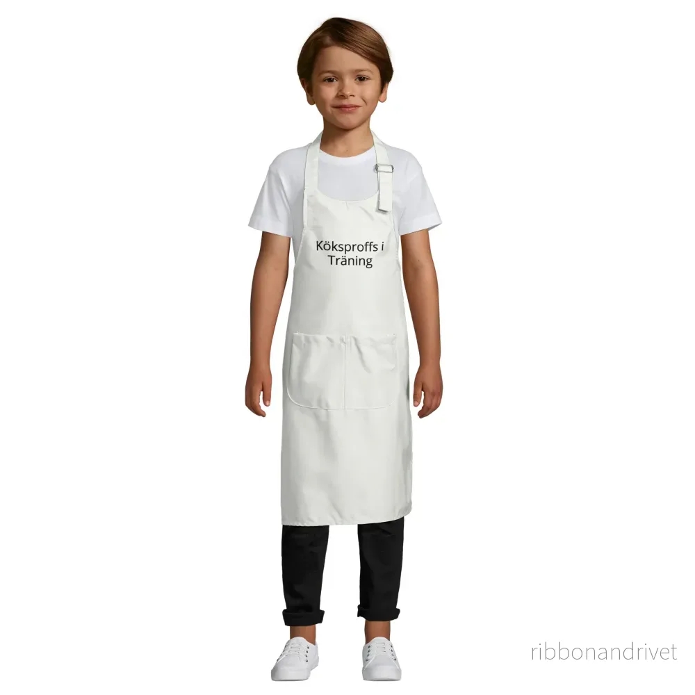 Barnförkläde med ficka | SOL’S Gala Kids med broderad text ”köksproffs i träning” Barnförkläde med ficka | SOL’S Gala Kids med broderad text ”köksproffs i träning”