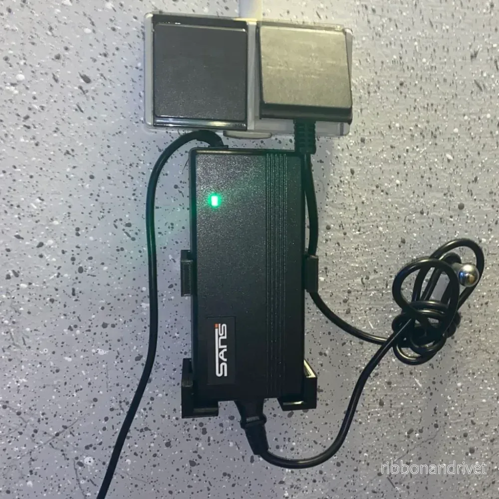 Väggfäste för NCM elcykelbatteriladdare (typ DC483DE 48V 3A) Väggfäste för NCM elcykelbatteriladdare (typ DC483DE 48V 3A)