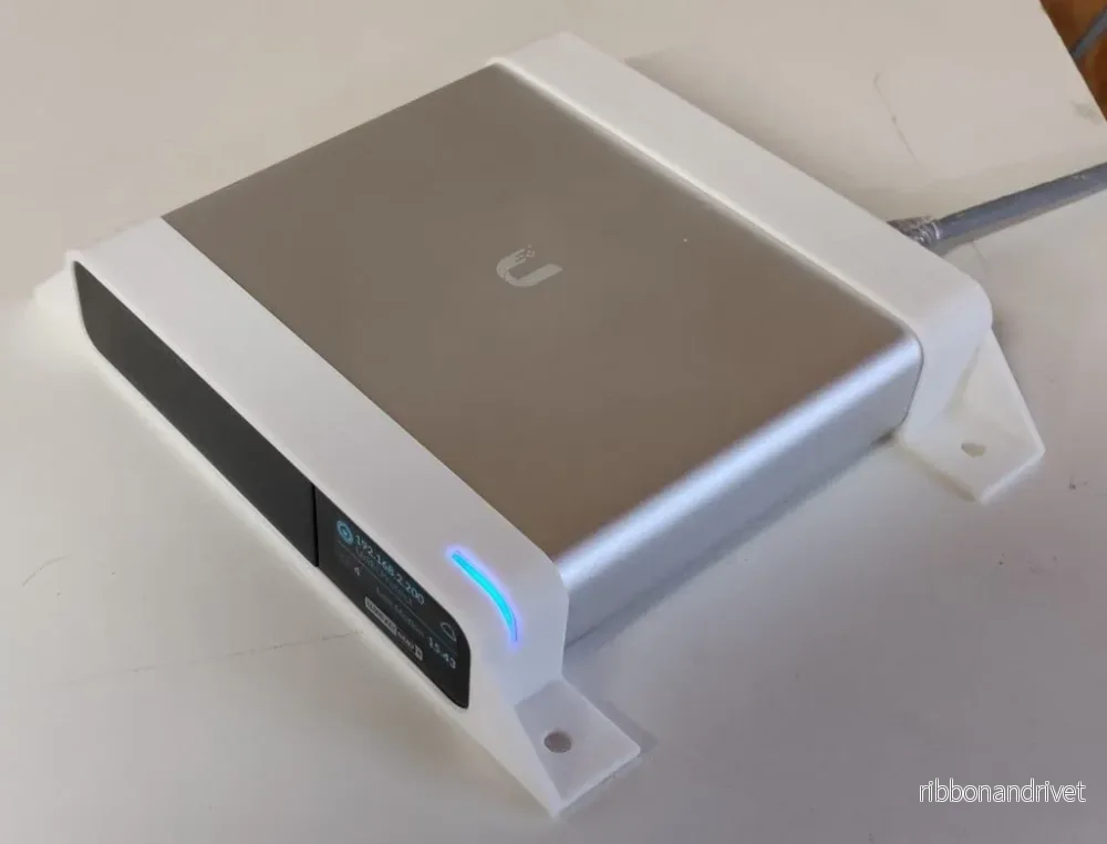 Väggfäste för Ubiquiti Unifi Cloud Key Gen2 Plus (2 delar) Väggfäste för Ubiquiti Unifi Cloud Key Gen2 Plus (2 delar)