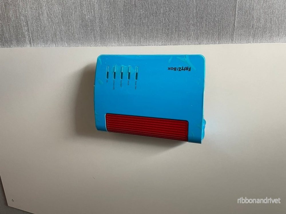 Väggfäste för Fritz!Box 5590 Fiberrouter Väggfäste för Fritz!Box 5590 Fiberrouter