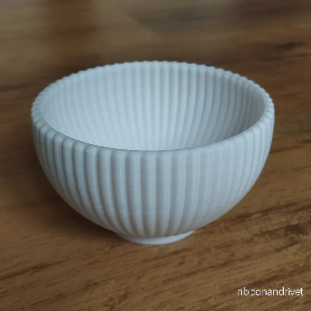 Rund dekorativ skål med elegant ribbdesign - Bild 2