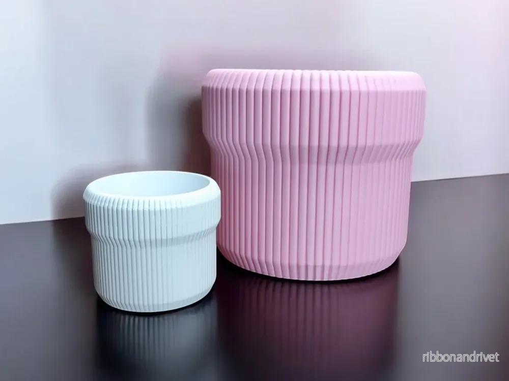Modern räfflad blomkruka i tidlös design