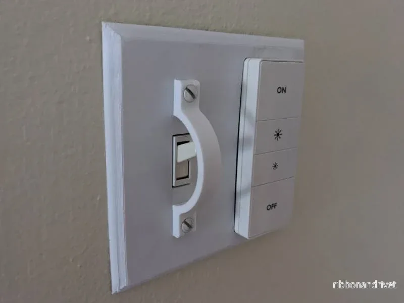 Hållare för Philips Hue fjärrkontroll – Passar små ljusströmbrytare Hållare för Philips Hue fjärrkontroll – Passar små ljusströmbrytare