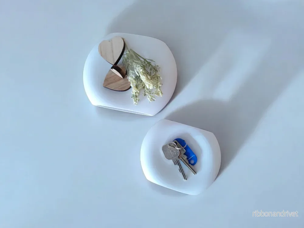 Dekorativ och praktisk bricka med flodstensdesign Dekorativ och praktisk bricka med flodstensdesign