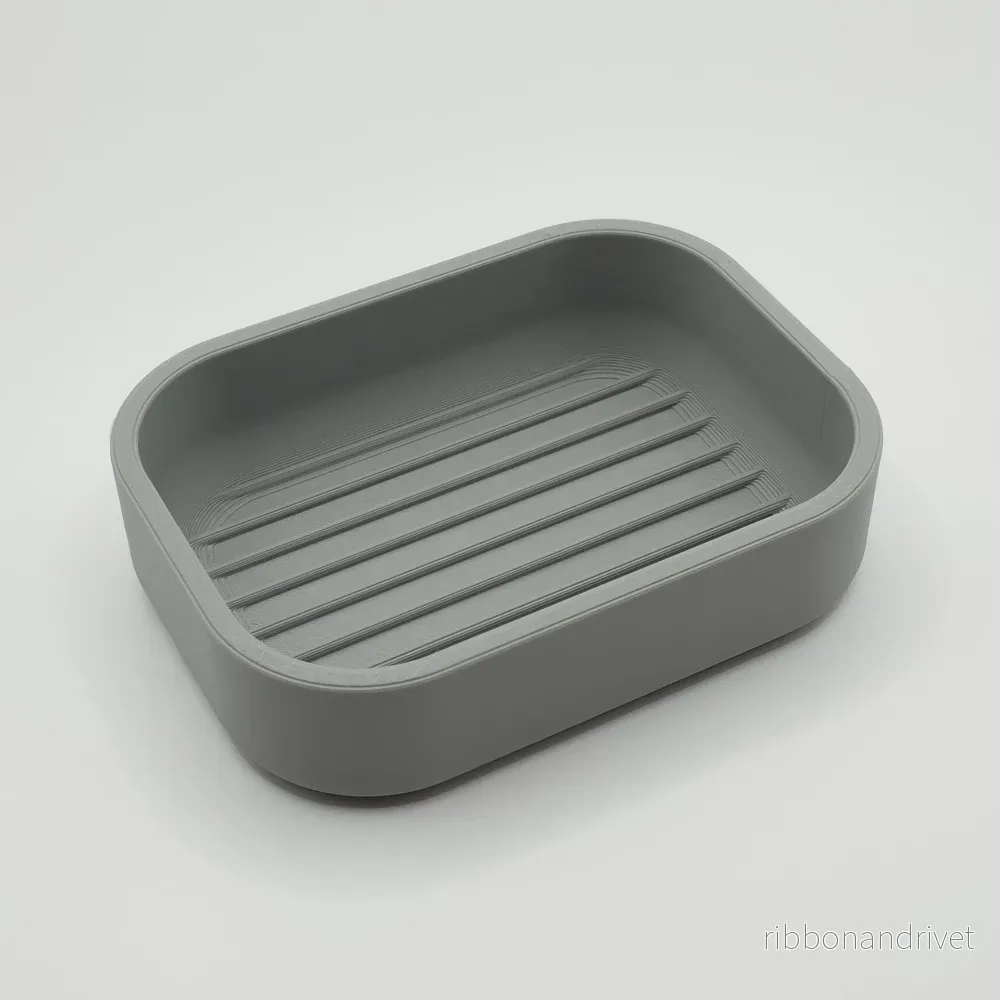 Modern nyckelbricka med ribbad botten