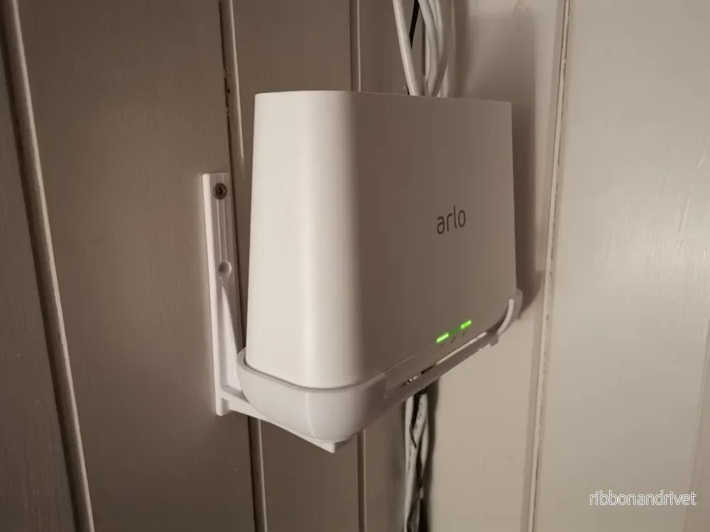 Arlo basfäste med väggfäste