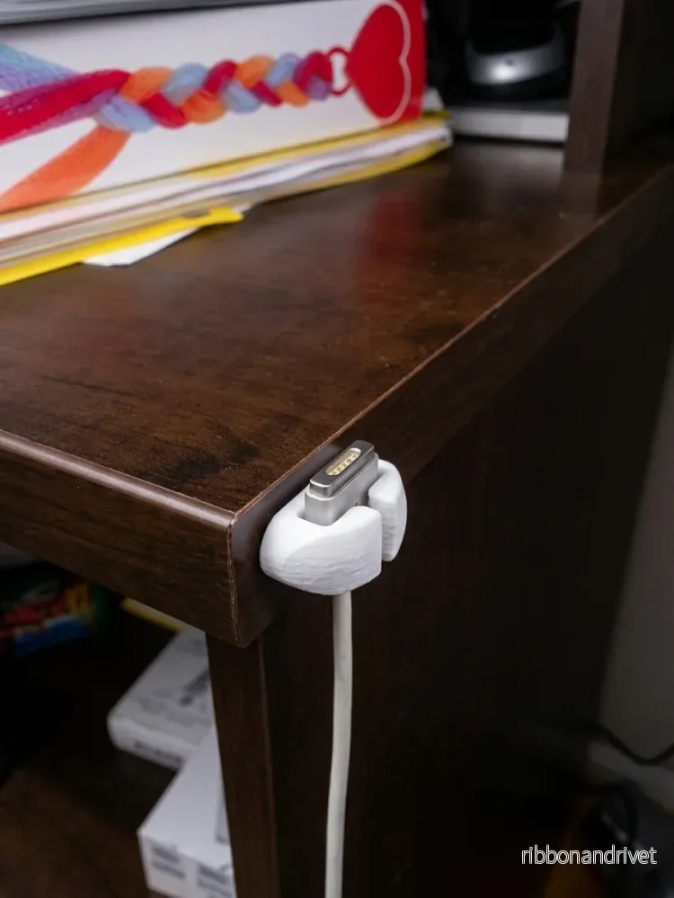 Kabelhållare för iPhone och MacBook