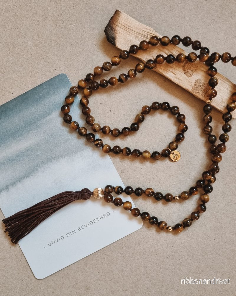 Mantra Mala 6 mm – ’Jag är searen’ – Kanika Mantra Mala 6 mm – ’Jag är searen’ – Kanika