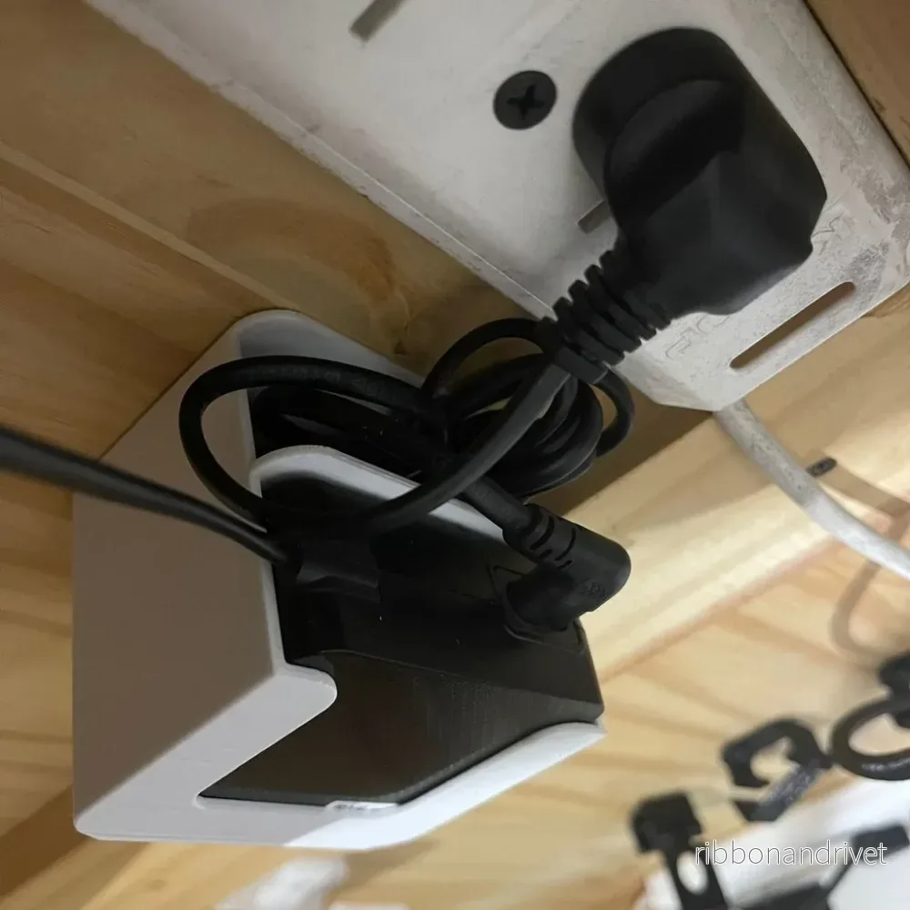 Diskret hållare för Samsung Odyssey G5 nätadapter under skrivbordet Diskret hållare för Samsung Odyssey G5 nätadapter under skrivbordet