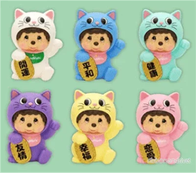 Monchhichi – Lucky Cat Blind Box-display med 6 Monchhichi – Lucky Cat Blind Box-display med 6