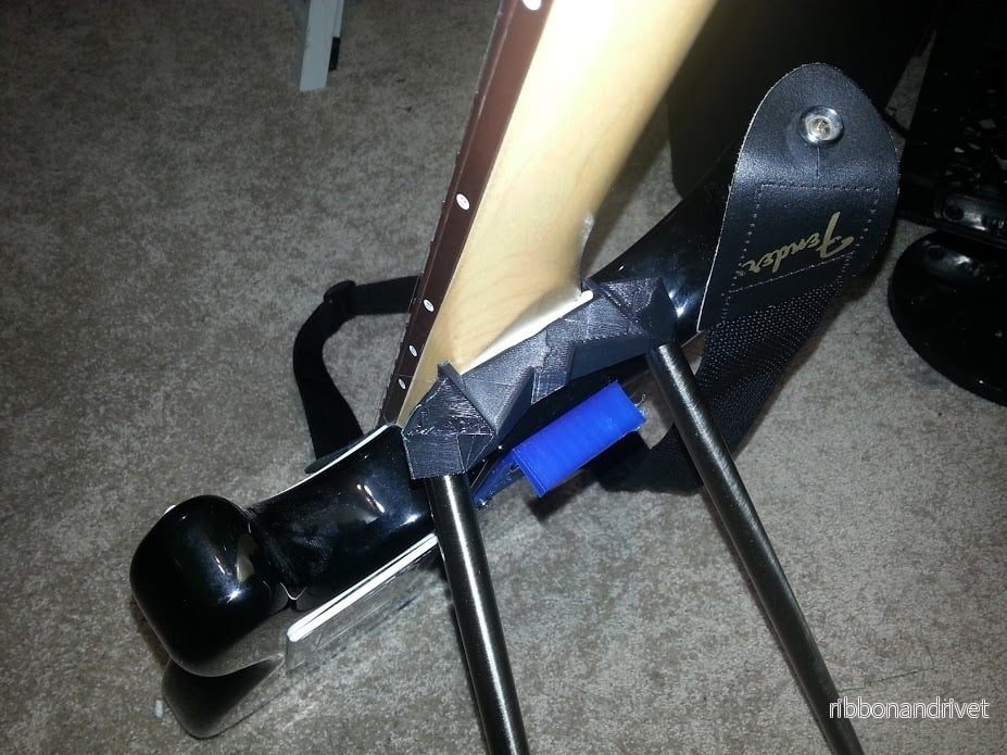 Elgitarrstativ med Fender-tillbehör - Bild 3