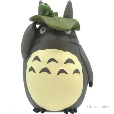Kumukumu Figurine Big Totoro med blad – Min granne Totoro