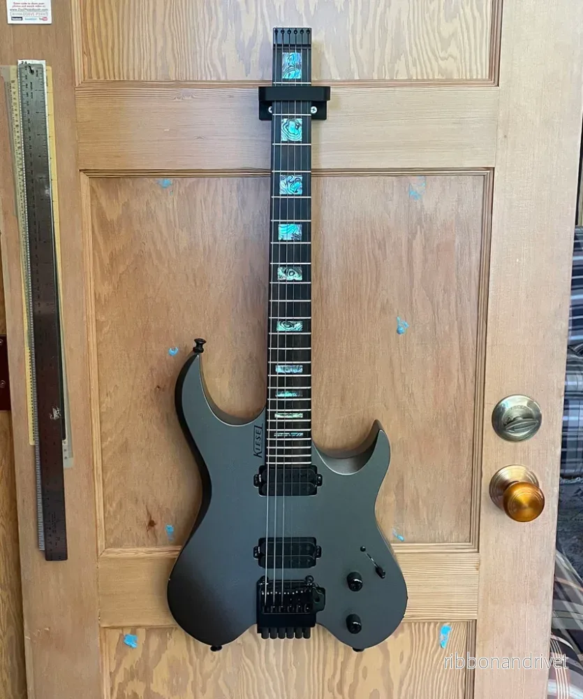 Vertikalt väggfäste för huvudlösa elgitarrer - Bild 2