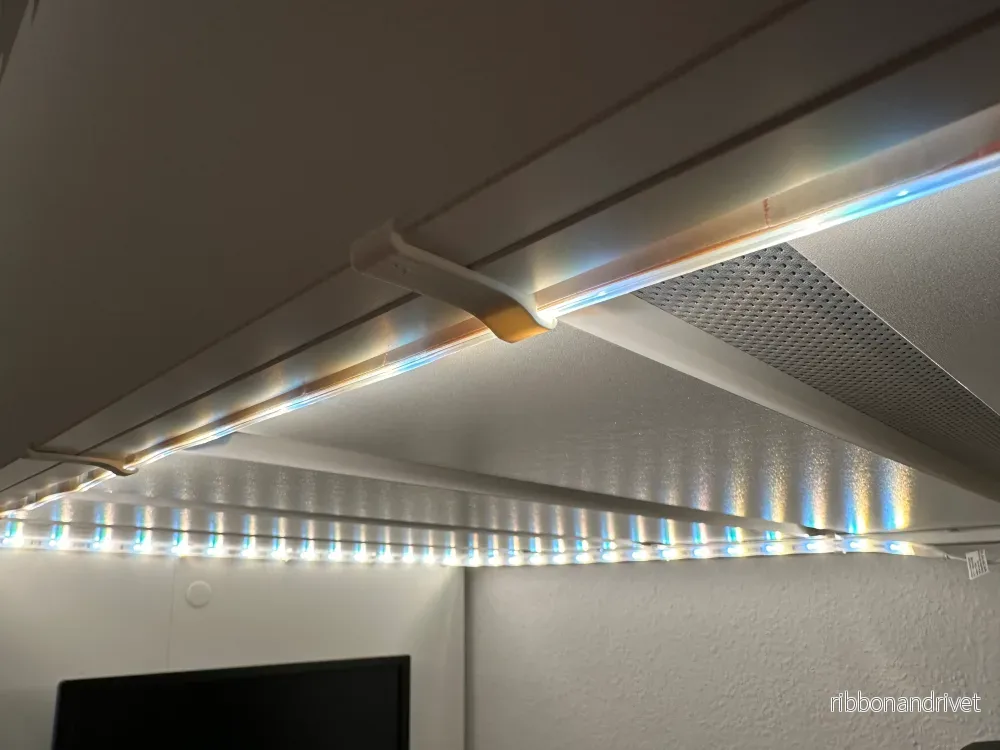 Hue Lystrip Clips för IKEA SMÅSTAD säng – skonsam installation Hue Lystrip Clips för IKEA SMÅSTAD säng – skonsam installation