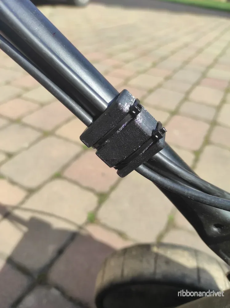 Praktisk kabel- och vajerhållare för 22 mm rör