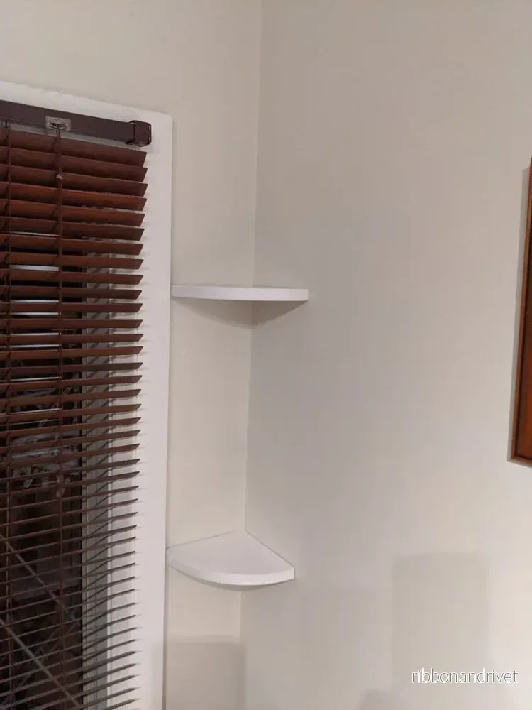 Minimalistisk hörnhylla för optimalt utrymmesutnyttjande