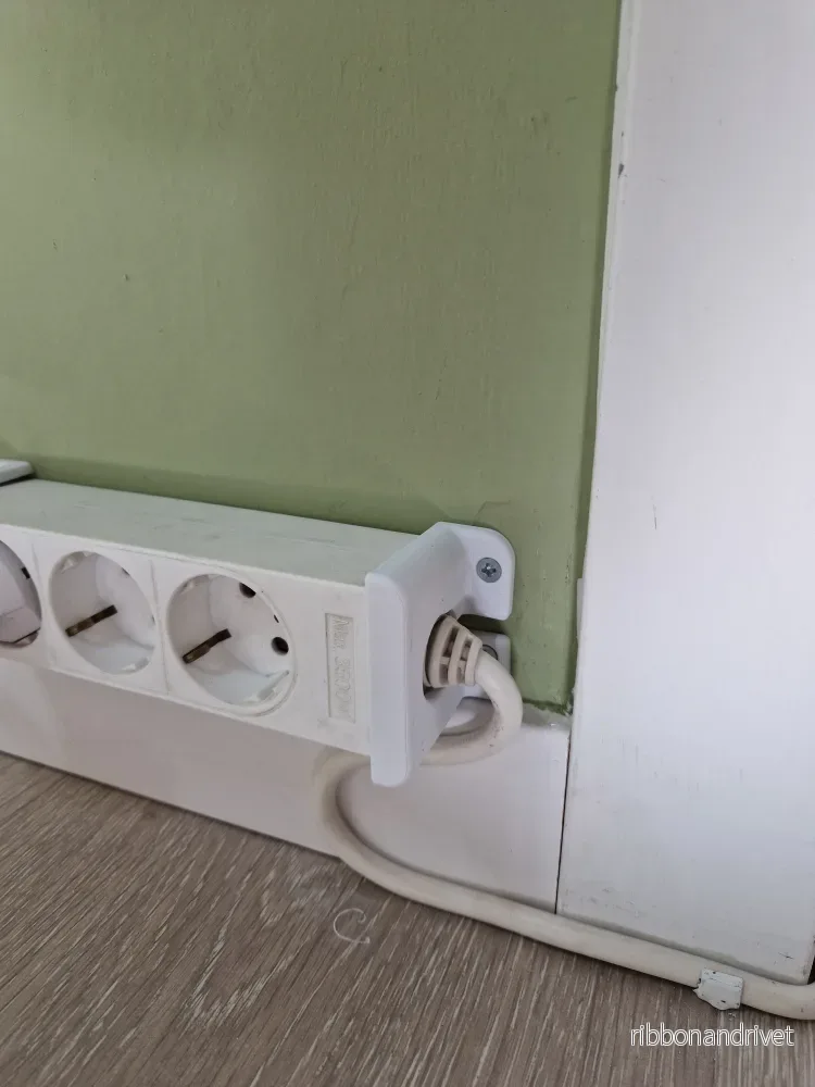 Praktisk fäste för förlängningskabel - Bild 2