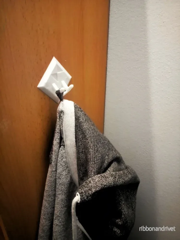 Modern vägghängare för kläder