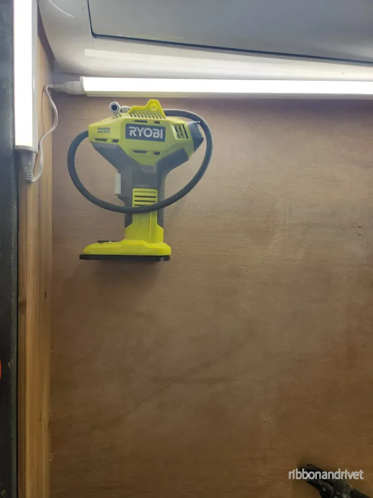 Ryobi One+ Väggfäste för Verktyg - Bild 3