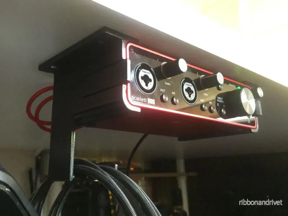 Focusrite Scarlett 2i2 3:e gen Fäste med Kabelhantering (2 delar) Focusrite Scarlett 2i2 3:e gen Fäste med Kabelhantering (2 delar)
