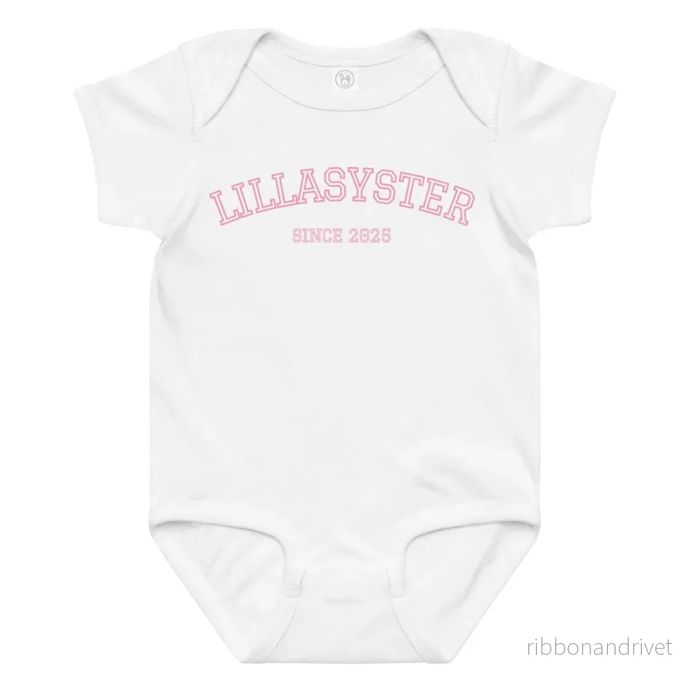 Lillasyster Body – 2025 (rosa text)