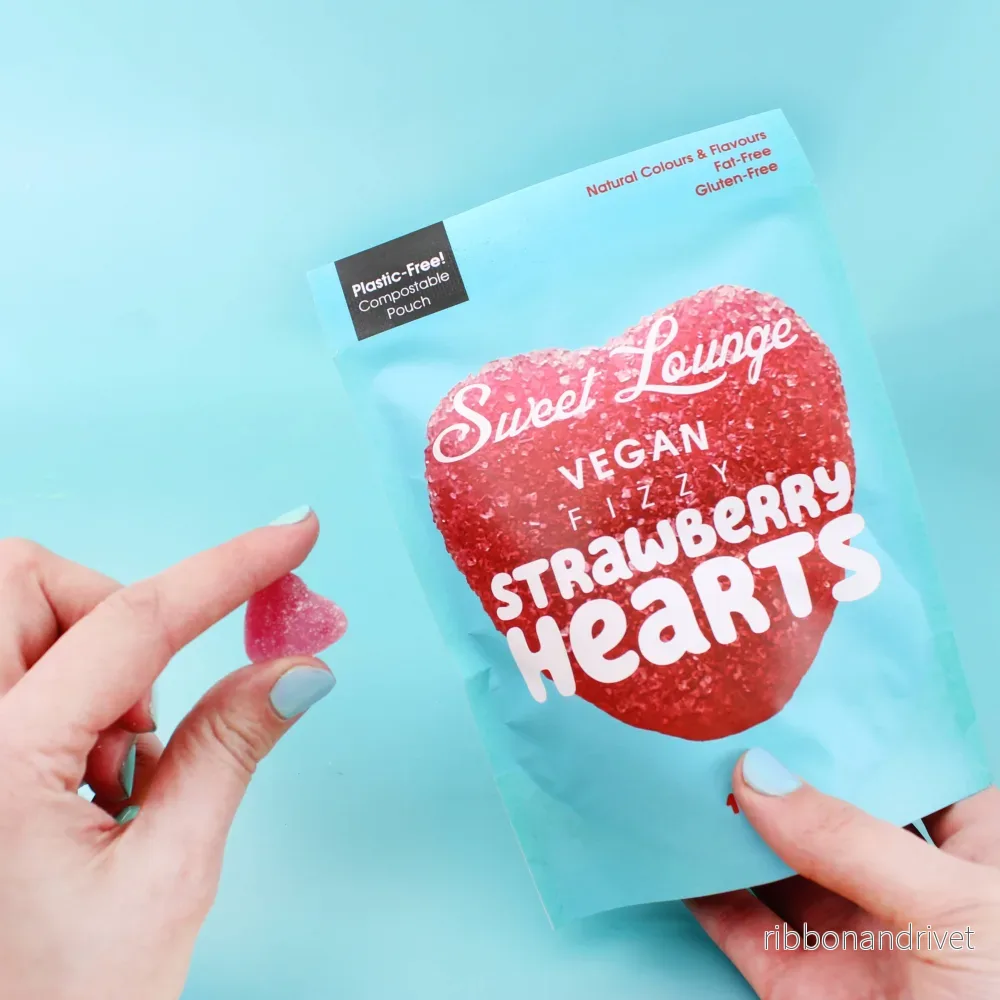 Sweet Lounge - Vegan Fizzy Strawberry Hearts (plastfri) 130g - Bild 2
