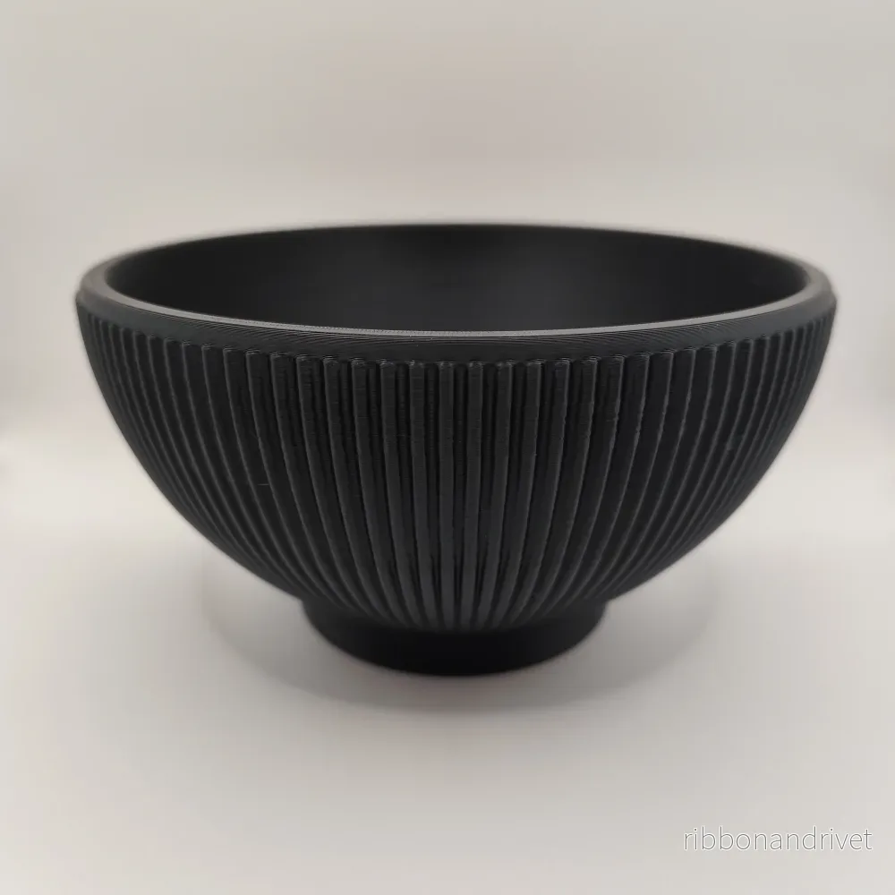 Elegant räfflad skål med stabil fot