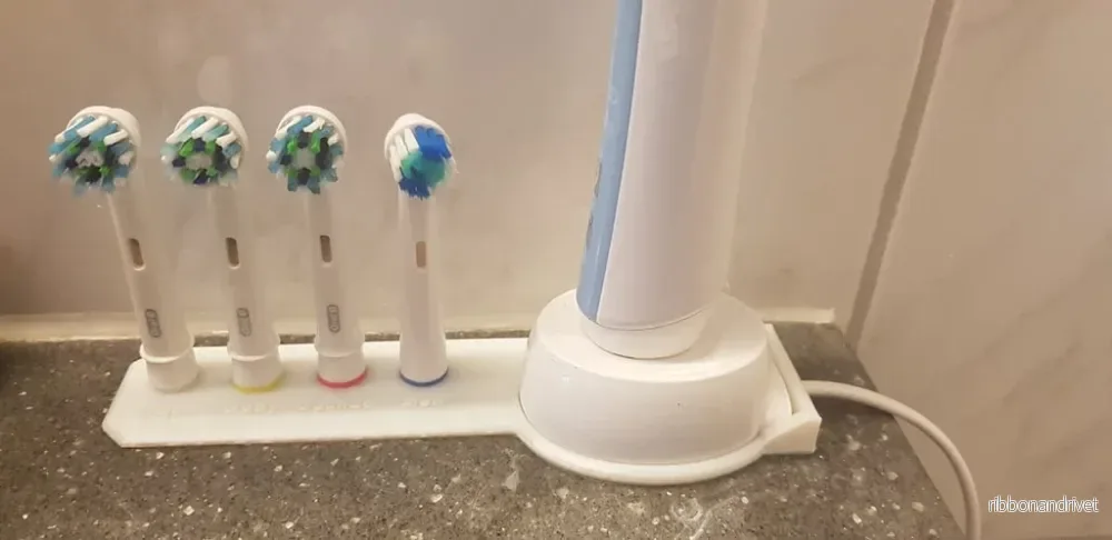 Oral-B tandborsthuvud och laddare – elegant organisering Oral-B tandborsthuvud och laddare – elegant organisering