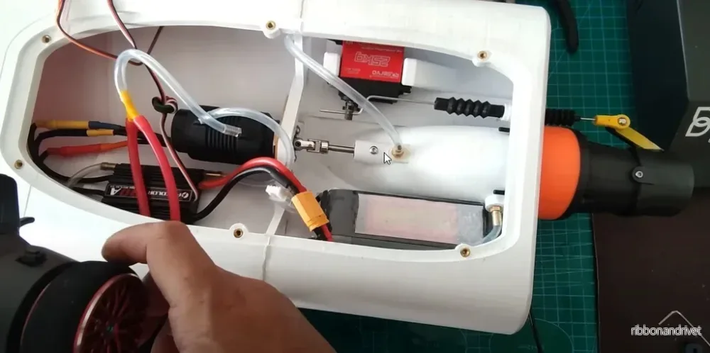 Fjärrstyrd båt med vattenjetsystem