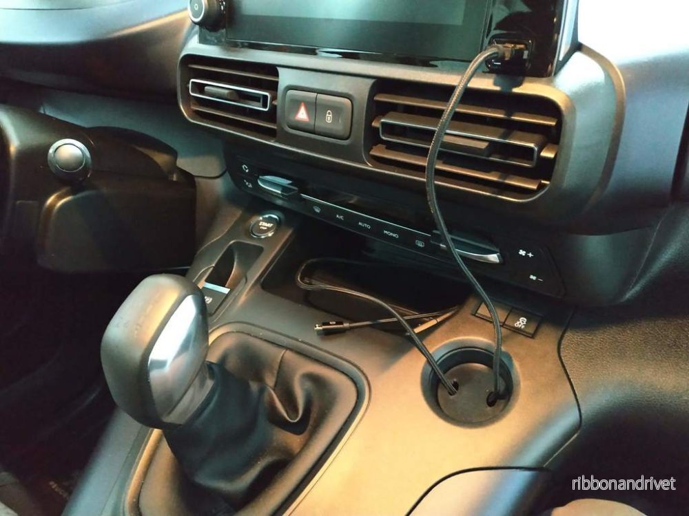 USB-kabelhållare för Peugeot Rifter, Citroën Berlingo & Opel Combo (2018+) USB-kabelhållare för Peugeot Rifter, Citroën Berlingo & Opel Combo (2018+)