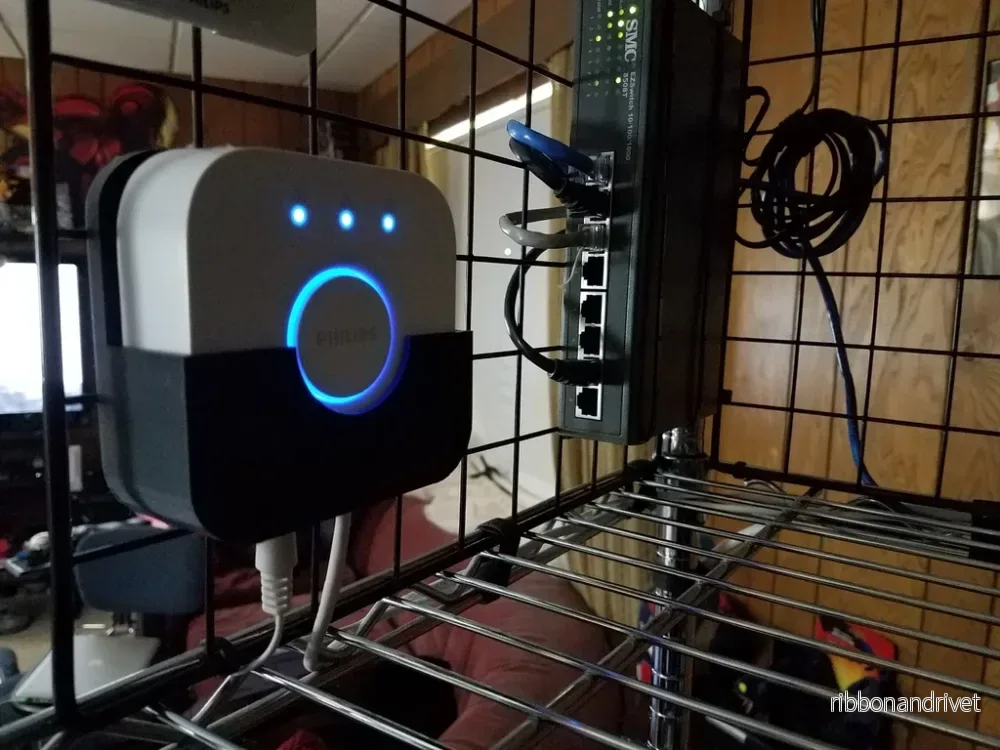 Väggfäste för Philips Hue Hub (Gen2) med buntband