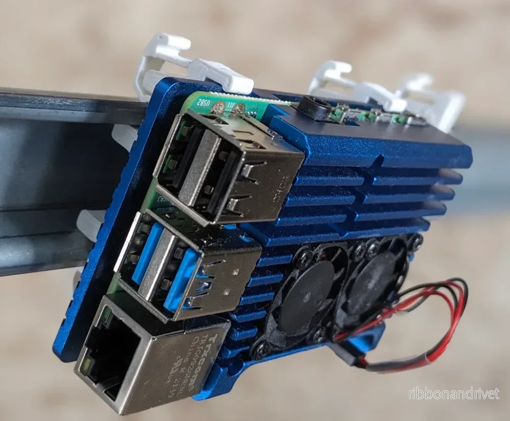 Robust DIN-skenemonteringskapsling för Raspberry Pi 4 Robust DIN-skenemonteringskapsling för Raspberry Pi 4