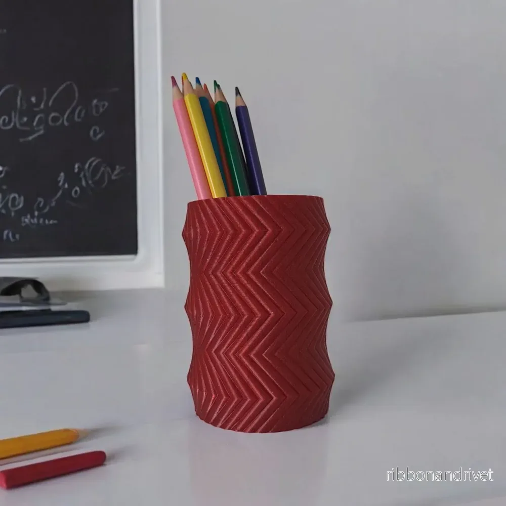 Elegant blyertshållare och tandborsthållare i kugghjulsdesign