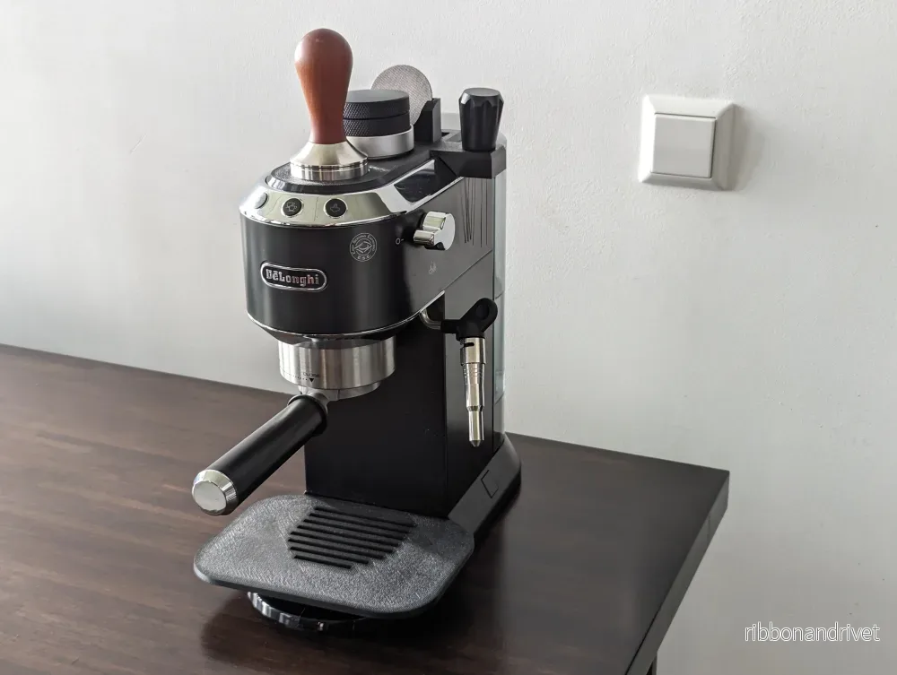 DeLonghi Dedica kopphållare och 51 mm verktygshållare (EC680/EC685) DeLonghi Dedica kopphållare och 51 mm verktygshållare (EC680/EC685)