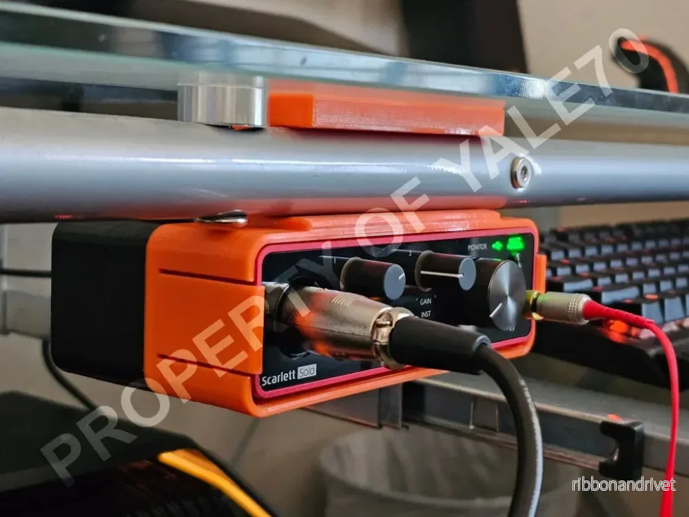 Platsbesparande montering för Focusrite Scarlett Solo Gen 3 på Realspace Zentra glasbord Platsbesparande montering för Focusrite Scarlett Solo Gen 3 på Realspace Zentra glasbord