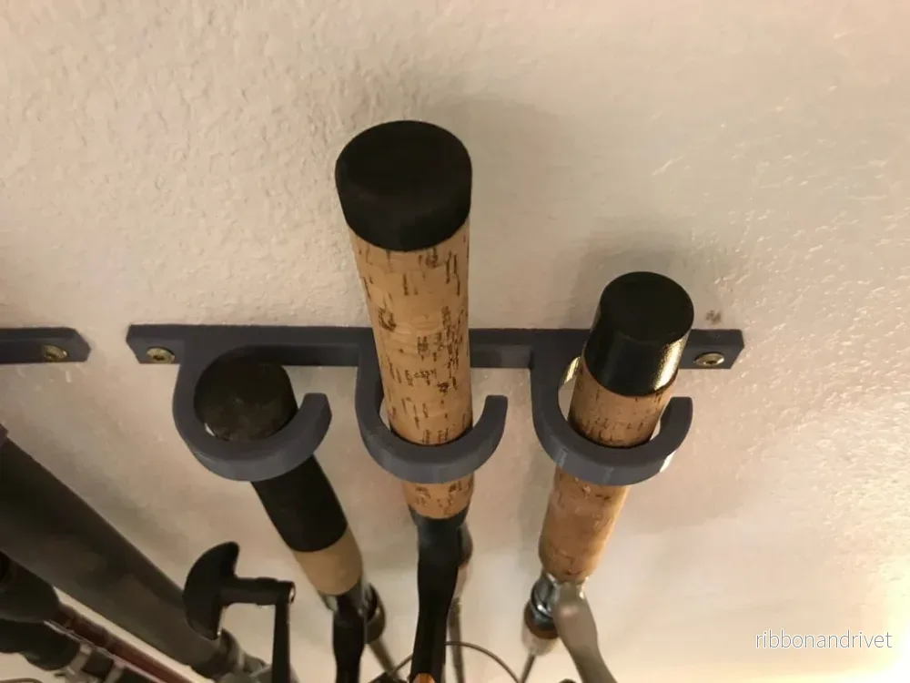 Väggfäste för 3 fiskespö