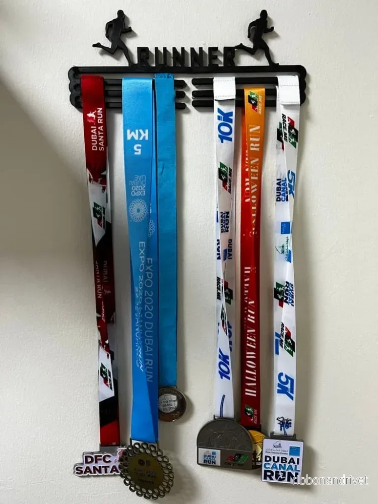 Väggmonterad medaljhållare för upphängning av löpmedaljer