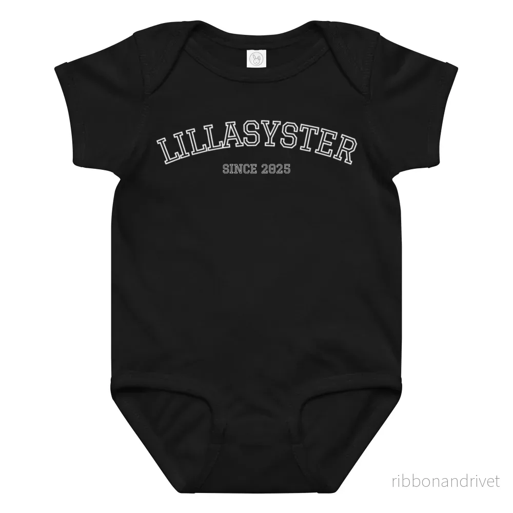 Lillasyster Body - 2025 (vit text) - Bild 2