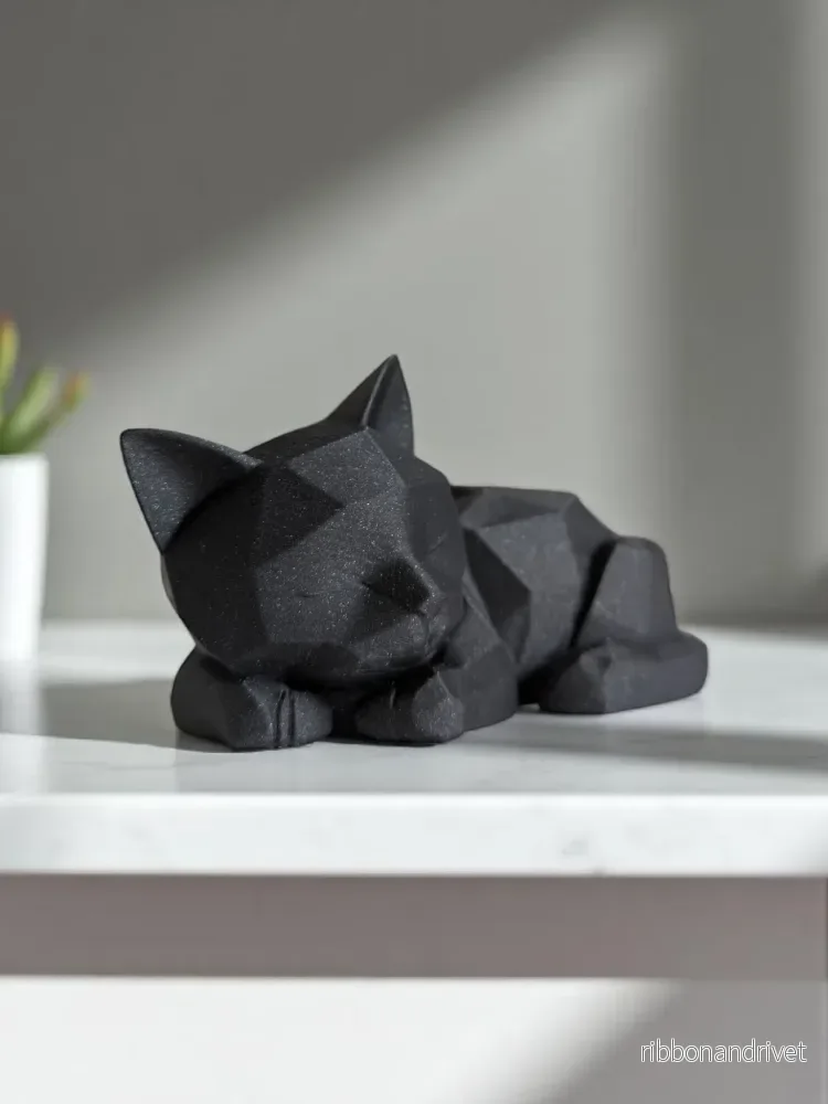 Söt sovande katt i low-poly design