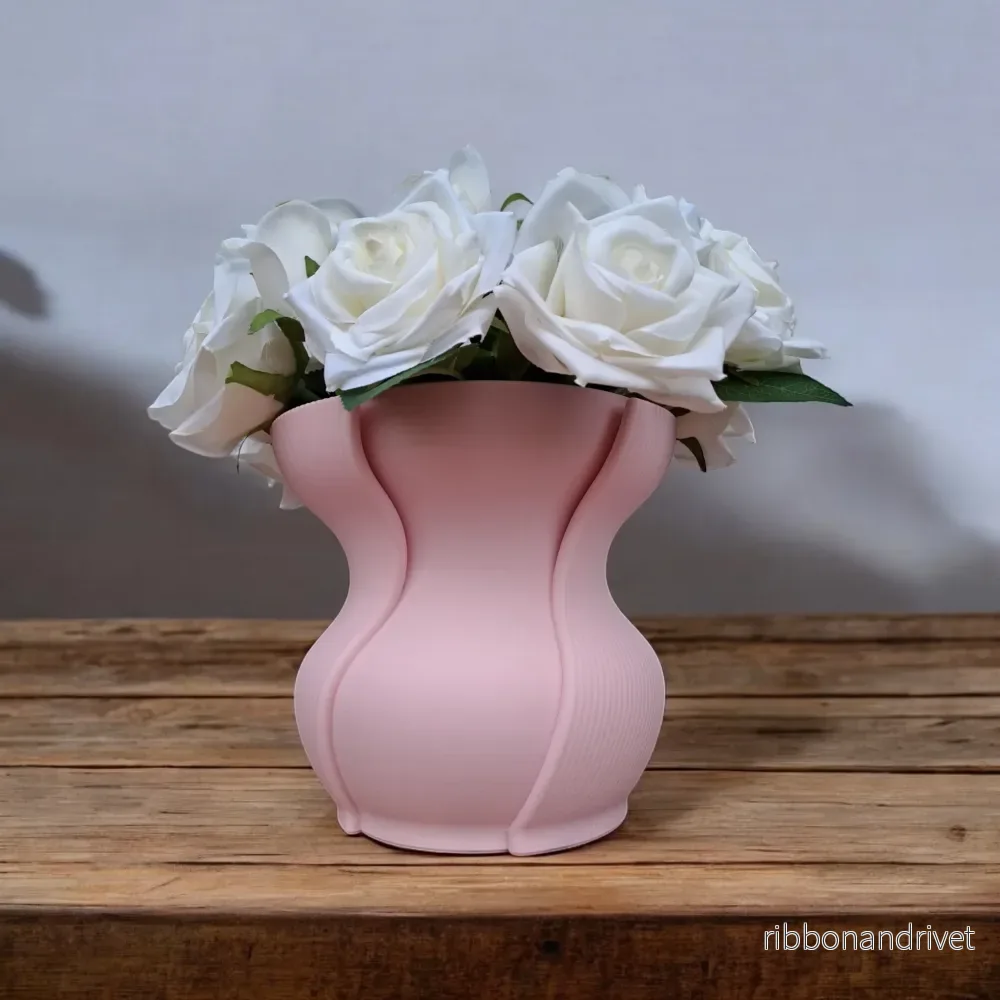 Aera ribbad vas för modern inredning Aera ribbad vas för modern inredning