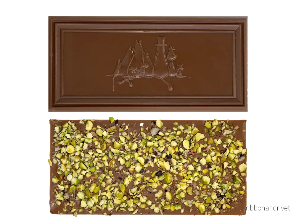 Kalmar Chokladfabrik - Organic Moomin Chocolate Moominmamma – Mjölkchoklad 41% med pistage och salt - Bild 2