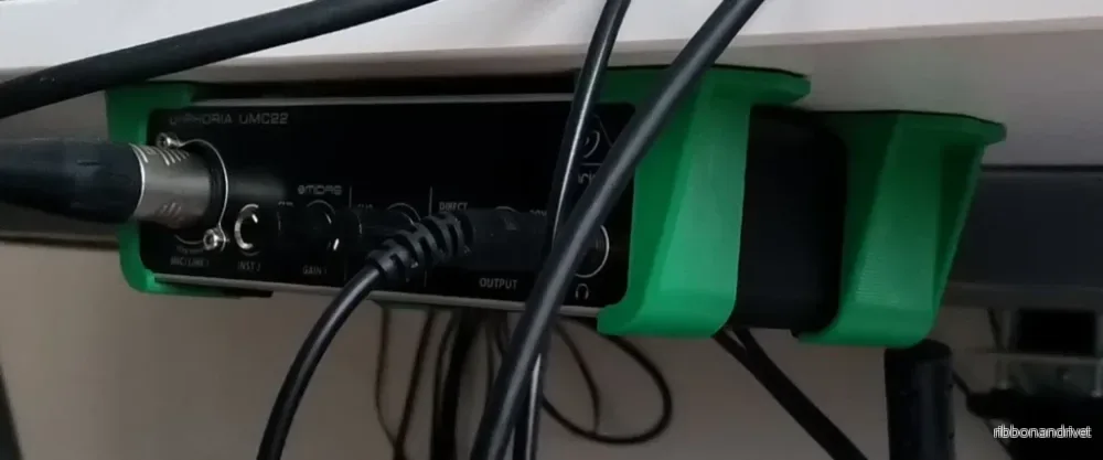 USB-ljudmonteringsfäste för subbord (Behringer UMC) USB-ljudmonteringsfäste för subbord (Behringer UMC)