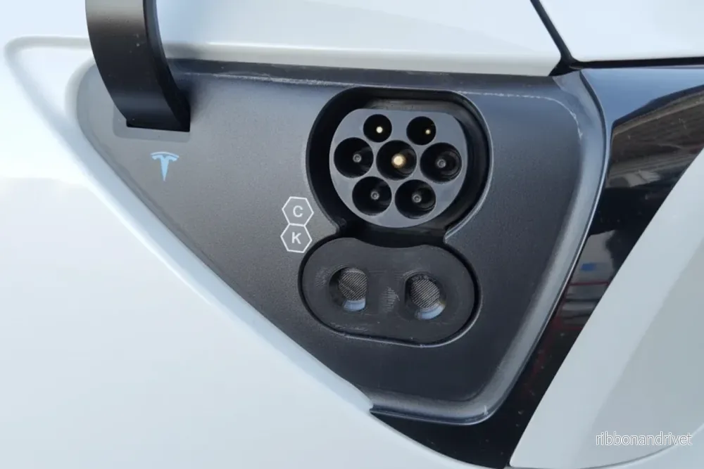 CCS-dammskydd för Tesla Model 3 och Y CCS-dammskydd för Tesla Model 3 och Y